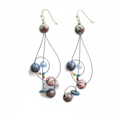 Accueil Boucles d'oreille longues en forme de clé de sol assemblées sur fil métallique, perles rose et bleue