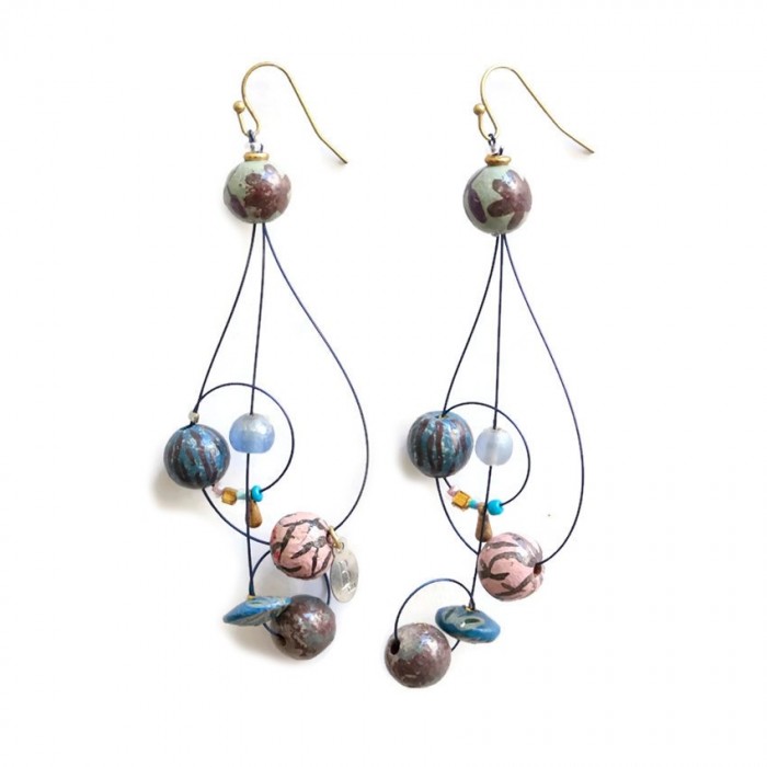 Accueil Boucles d'oreille longues en forme de clé de sol assemblées sur fil métallique, perles rose et bleue