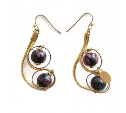 Accueil Boucles d'oreille courtes de style rétro magenta montées sur une chaîne dorée