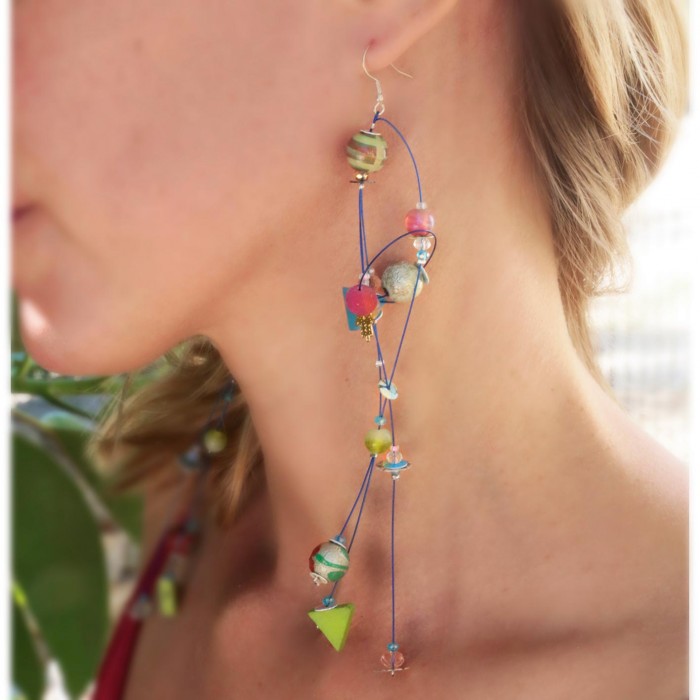 Boucles d'oreilles fantaisies, colorées, fines et extra longues.