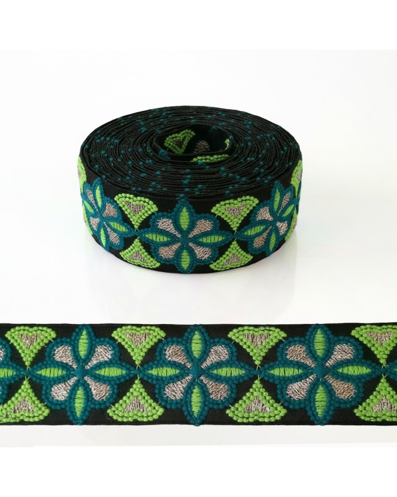 Vendu au mètre Galon brodé de rosaces vert et bleu sur fond noir et...