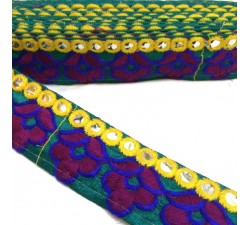 Embroidery Galon ethnique brodé - Fond vert - Fleurs bordeaux et bleues marine - Bordure miroirs jaunes - 35 mm babachic