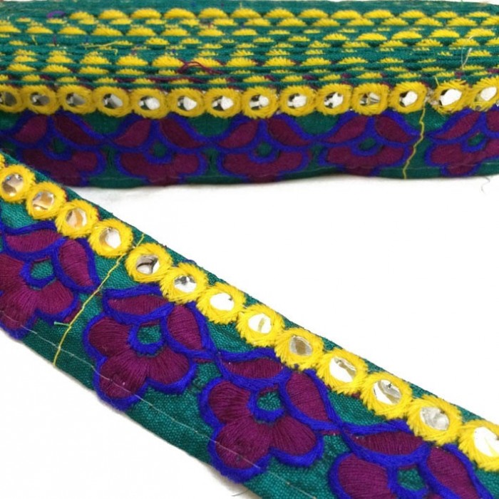 Galón etnic bordado - Flores burdeos y azul marino - Linea amarilla de espejitos - 35 mm