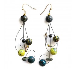 Boucles d'oreille longues en forme de clé de sol assemblées sur fil métallique, perles en bois jaune, noir et bleu