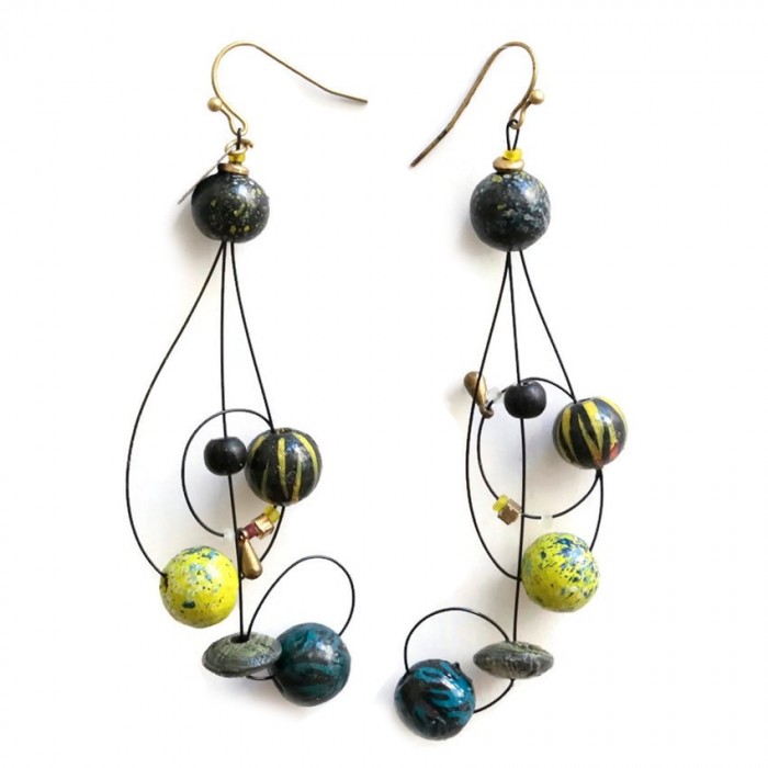 Boucles d'oreille longues en forme de clé de sol assemblées sur fil métallique, perles en bois jaune, noir et bleu