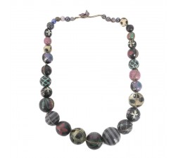 Short necklace in black eggplant wooden beads